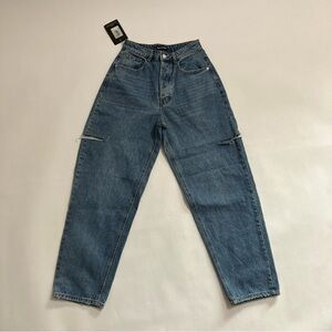 NWT PRETTY LITTLE THING “Mid Wash Thigh Split Baggy Boyfriend Jeans”